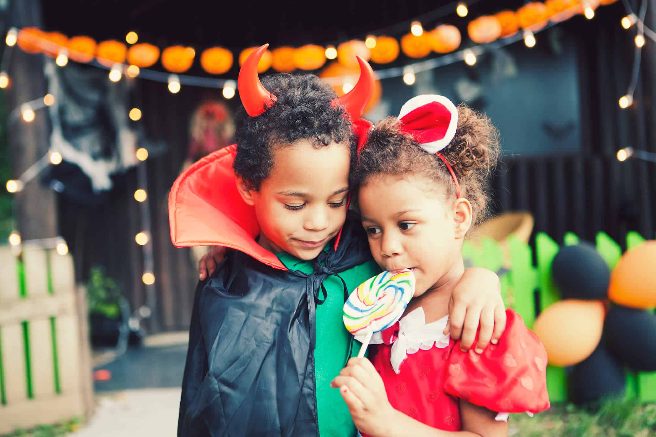 brincadeiras de halloween: crianças chupando pirulito em festa temática