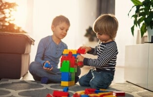 Imagem de dois meninos brincando com blocos de montar