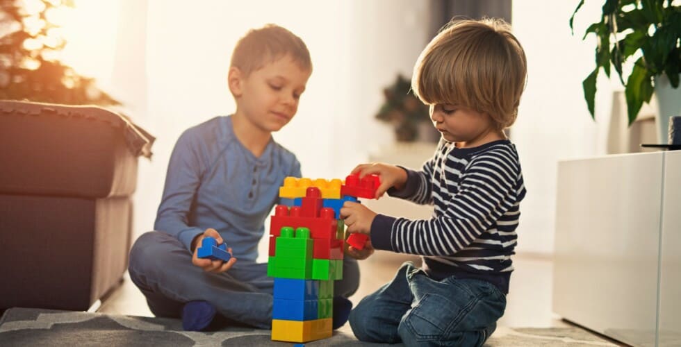 Imagem de dois meninos brincando com blocos de montar