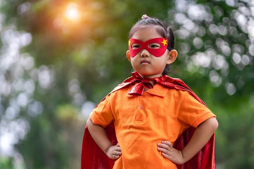 menina vestida de super heroína ao ar livre para comemorar o dia do orgulho nerd