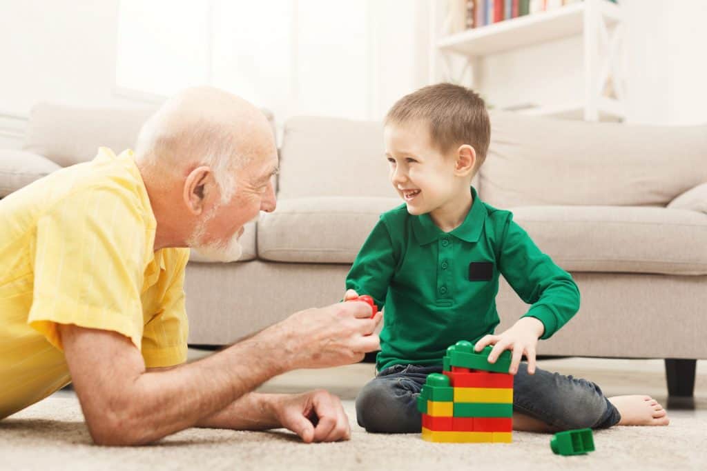 menino se divertindo com o avô com brinquedo para criança de 4 anos