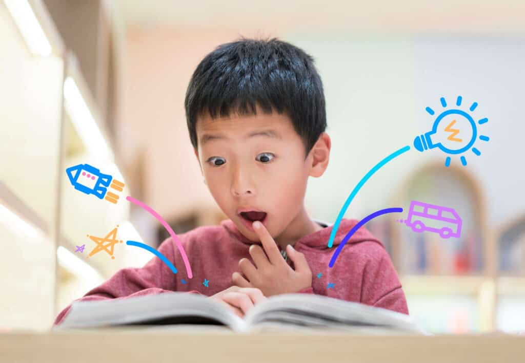 Imagem de um menino lendo um livro e fazendo cara de surpresa