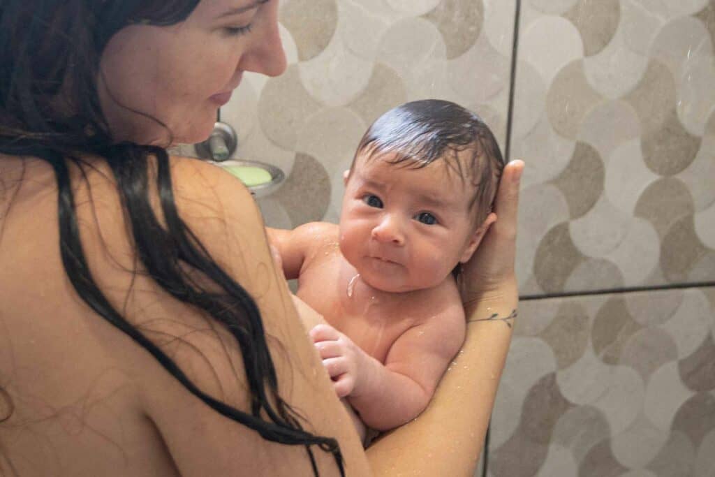 Banho de chuveiro em recém nascido