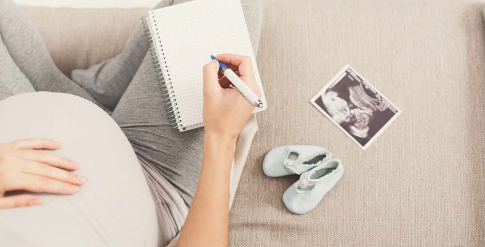 Imagem de uma mãe grávida anotando algo num caderno