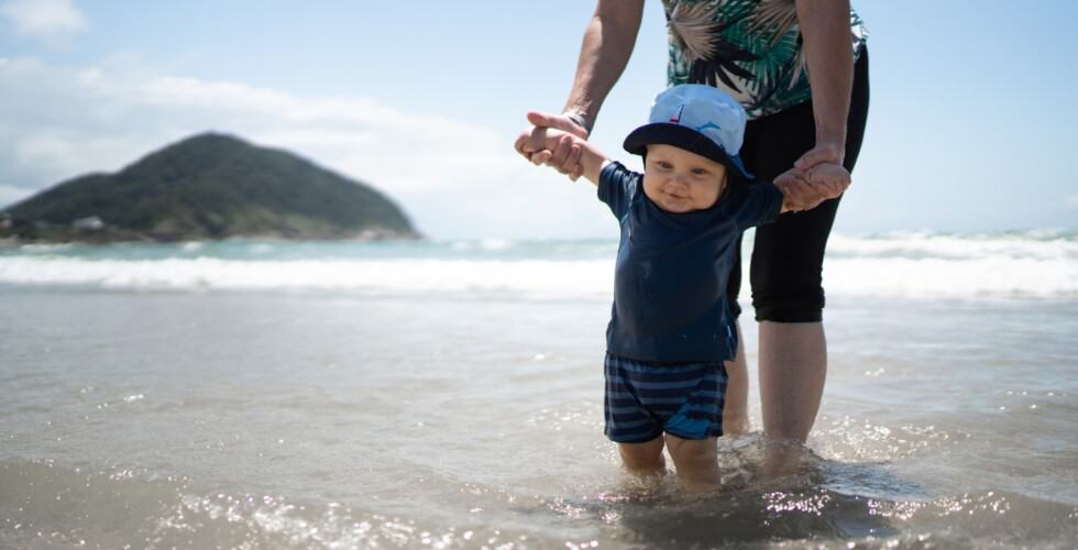 Imagem de um bebê em uma praia