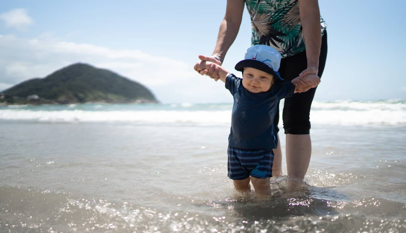 Imagem de um bebê em uma praia