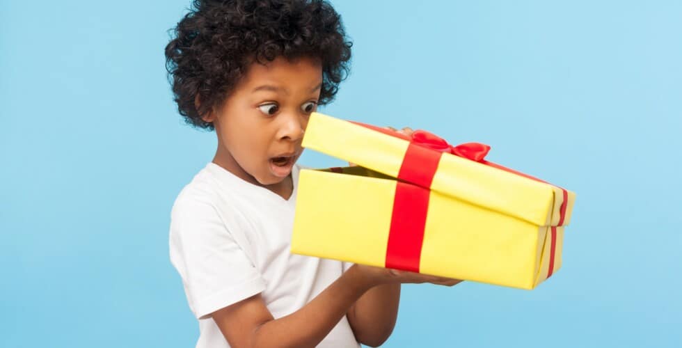 Imagem de uma criança abrindo um presente