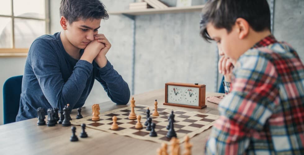 Imagem de duas crianças jogando xadrez