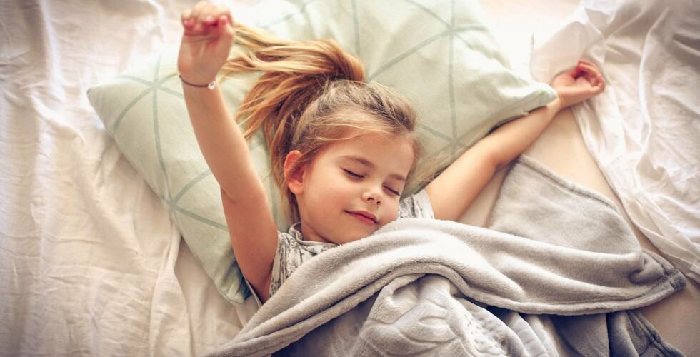 Imagem de uma criança espreguiçando ao acordar.