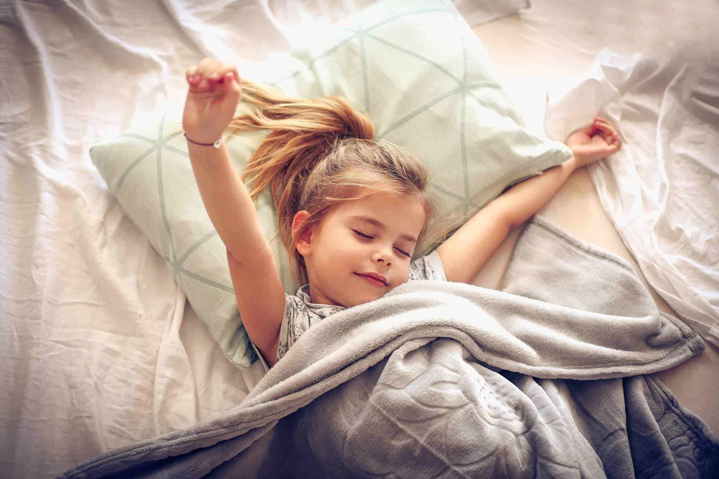 Imagem de uma criança espreguiçando ao acordar.