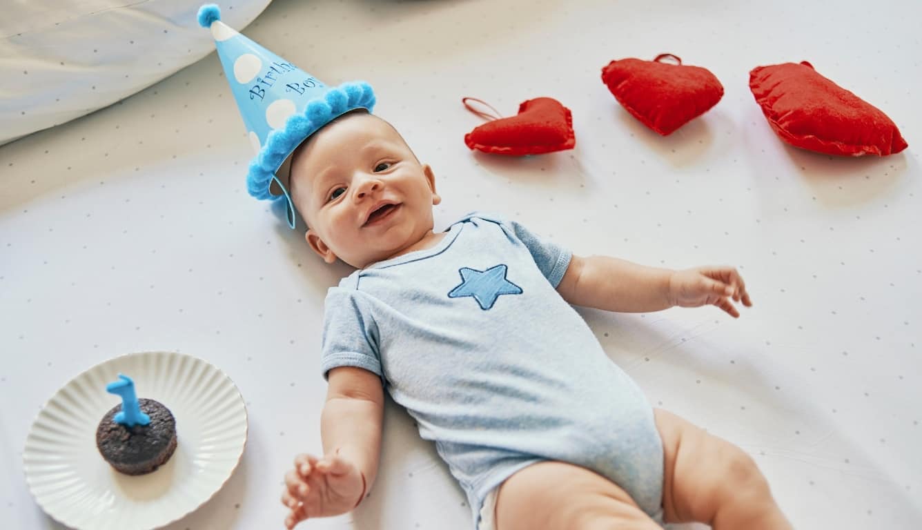 Imagem de um bebe vestido para mesversário