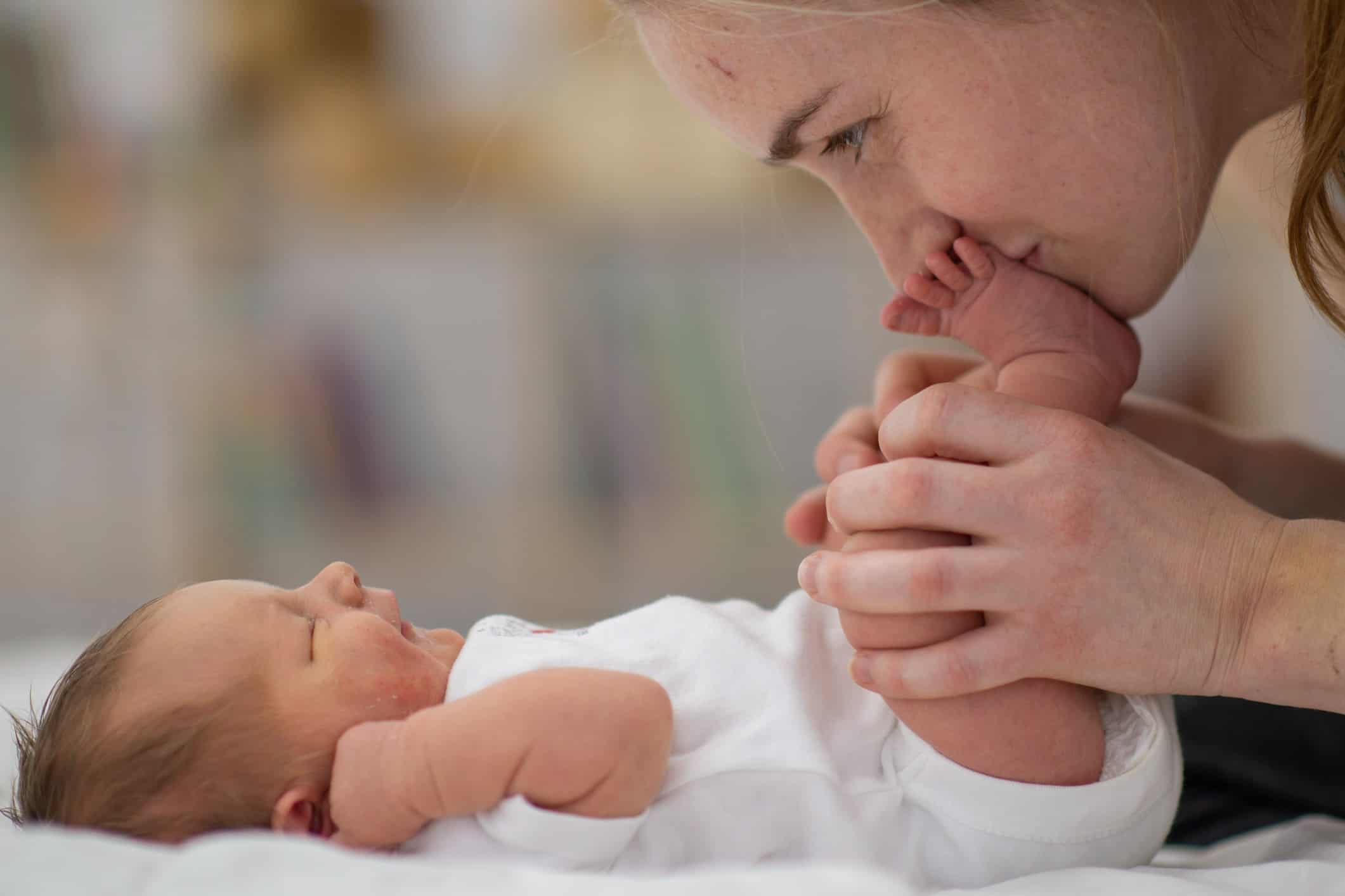 mãe segurando bebê recém-nascido representando o amor, estimulado pela ocitocina no parto