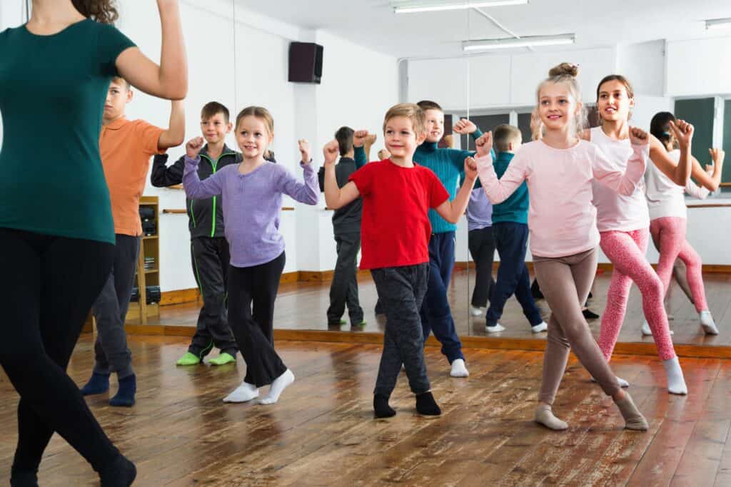 Imagem de um grupo de crianças dançando.