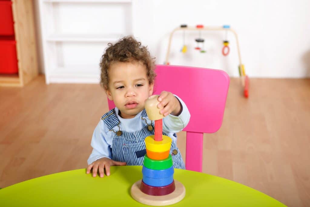 Imagem de uma criança se divertindo com um brinquedo.