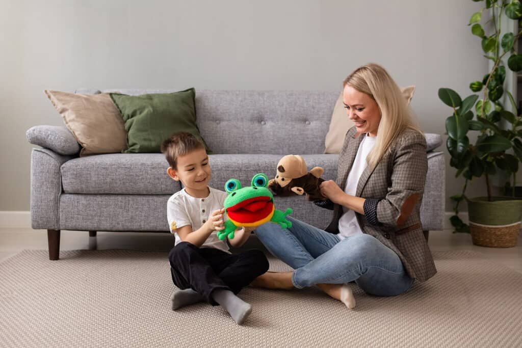 mãe e filho brincando com fantoches, um brinquedo pedagogico para educação infantil