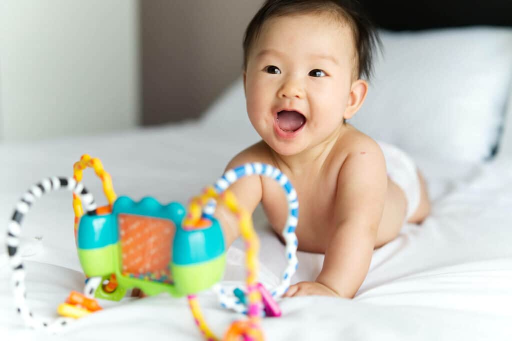 Imagem de um bebê se divertindo com seu brinquedo
