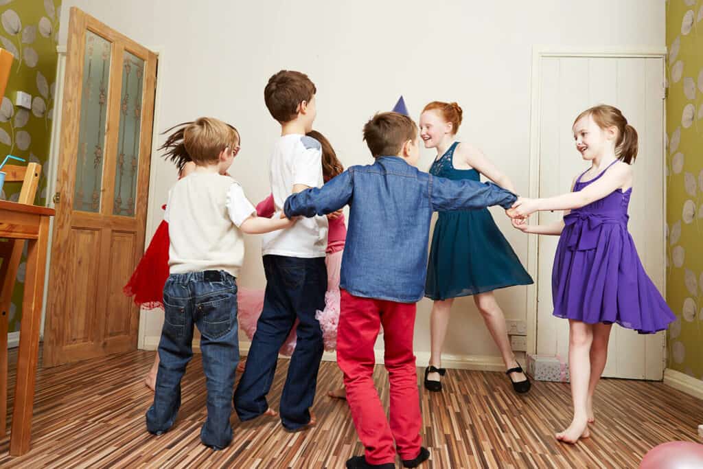 crianças em circulo dançando quadrilha em festa junina infantil