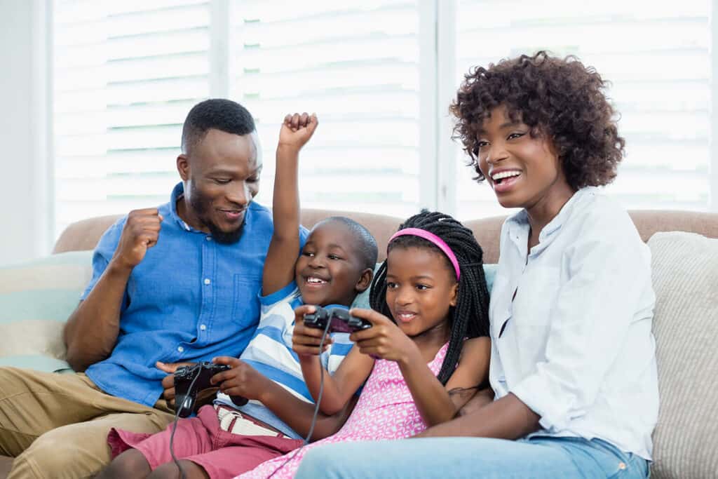 Imagem de uma família jogando videogames