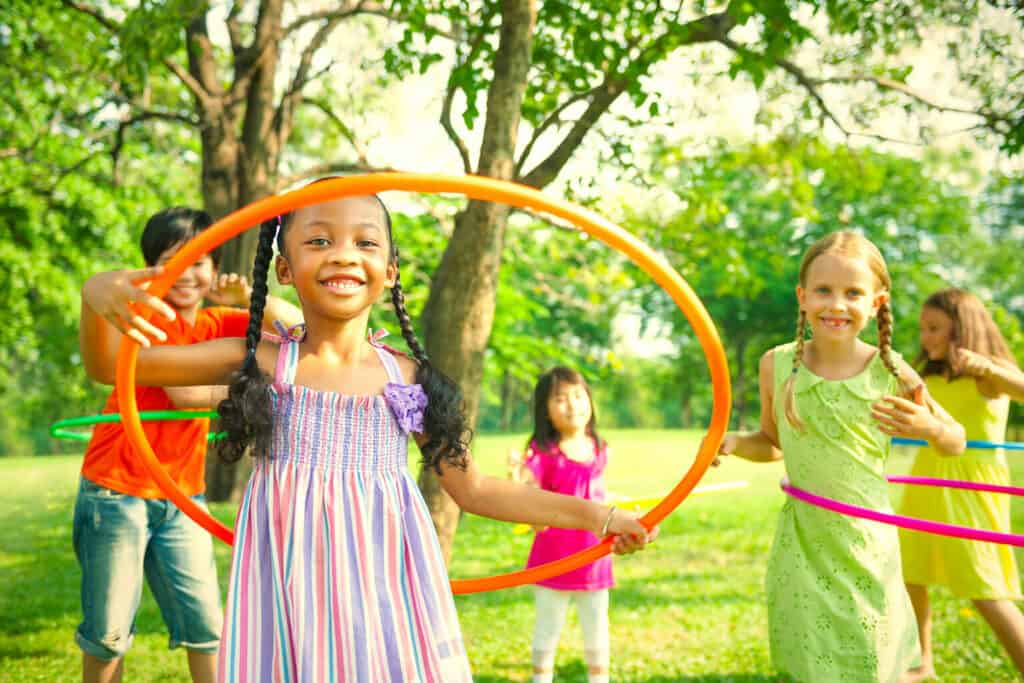 crianças com bombole comemorando o dia mundial do brincar ao ar livre