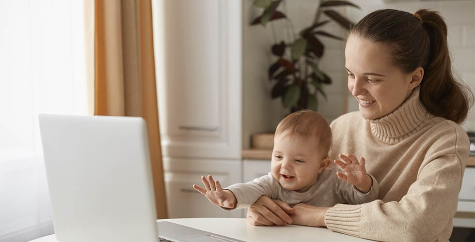 Mãe e bebê olhando computador