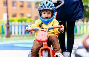 Imagem de uma criança andando numa motoca