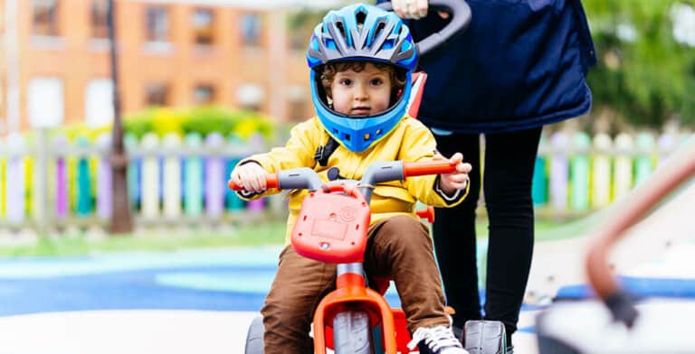Imagem de uma criança andando numa motoca