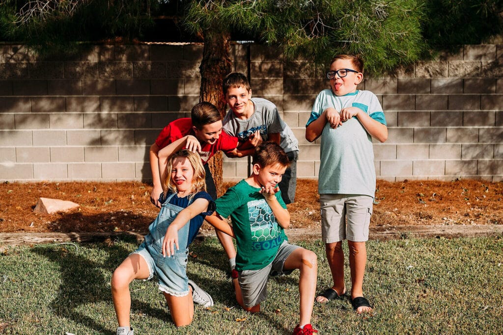 Imagem de um grupo de crianças posando para uma foto enquanto brincam