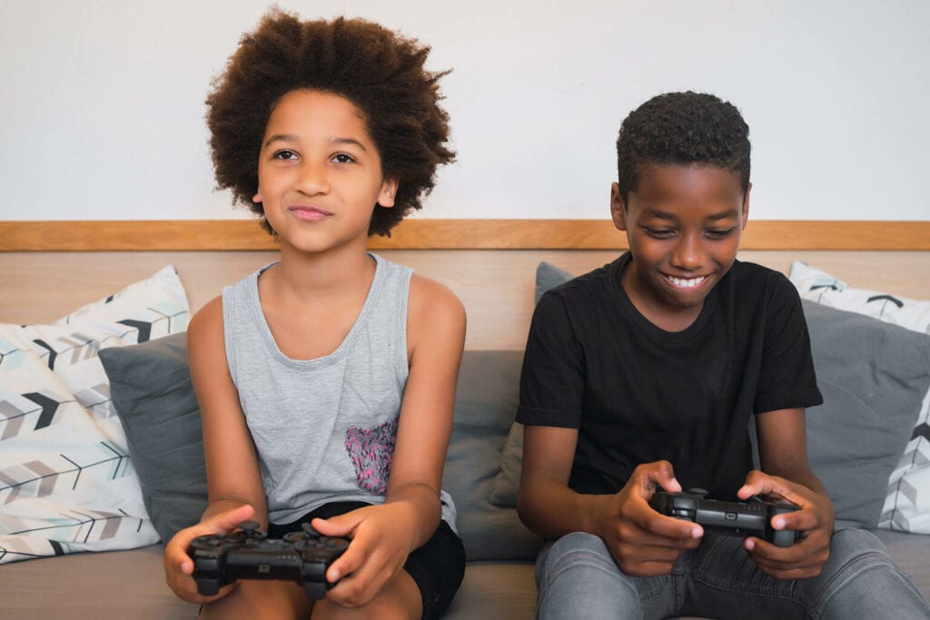 Imagem de dois meninos jogando videogames