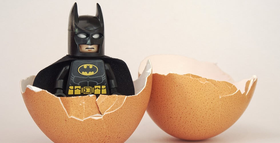 boneco lego batman dentro do ovo representando a história do batman