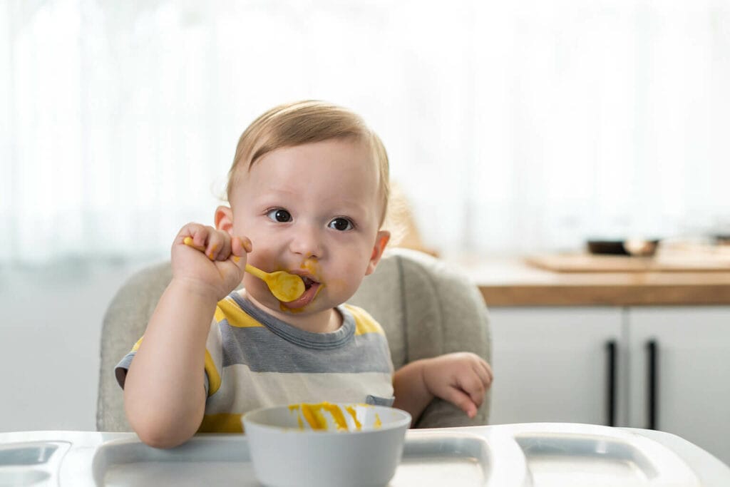 Imagem de uma criança comendo uma papinha
