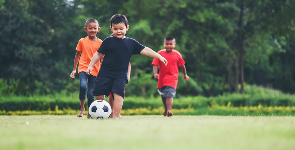 Imagem de crianças jogando futebol