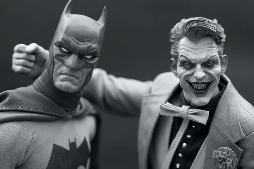 Imagem de um boneco do Batman e do Coringa