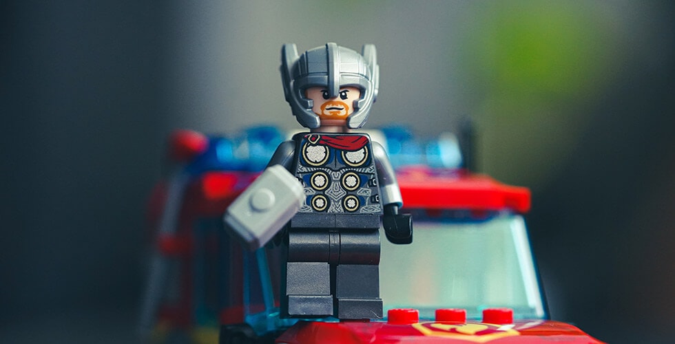 Imagem de um boneco lego do Thor