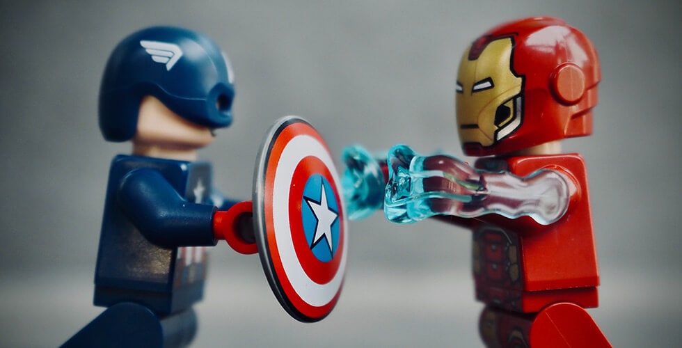 Imagem de dois LEGOs do Capitão América e do Homem de Ferro