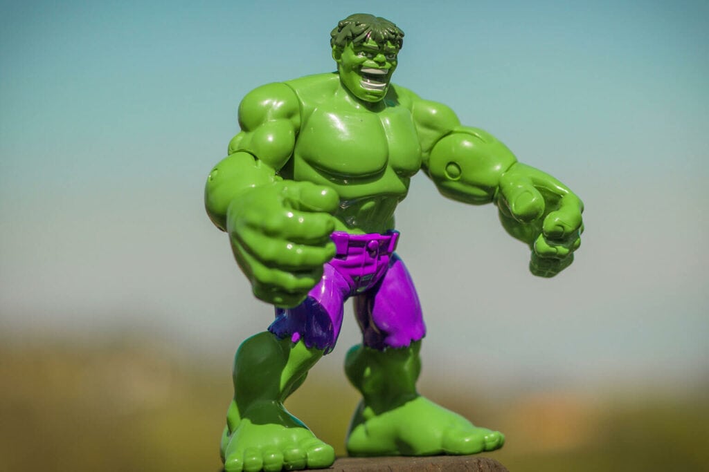 Imagem de um boneco do Hulk, personagem da Marvel
