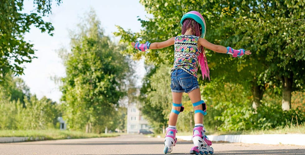Imagem de uma criança aprendendo a andar de patins