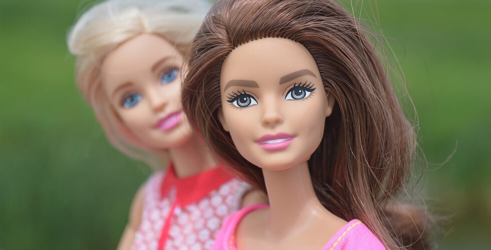 Imagem de duas bonecas Barbie, uma loira e uma morena