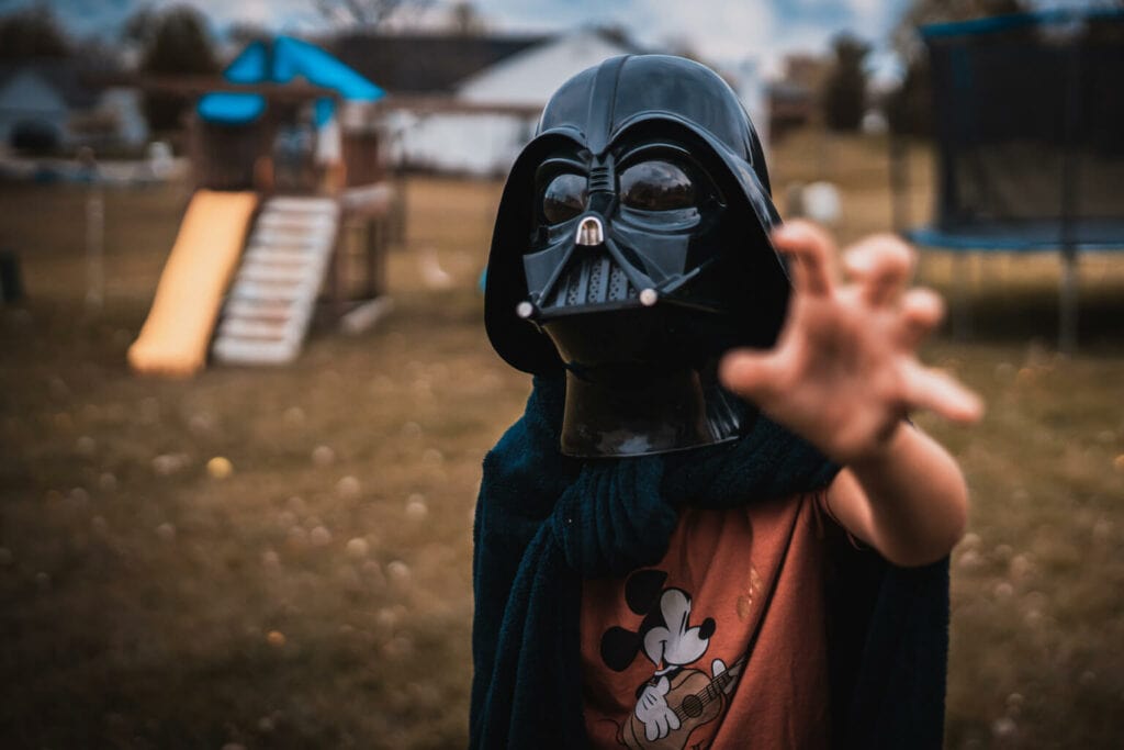 Imagem de uma criança vestida de Darth Vader