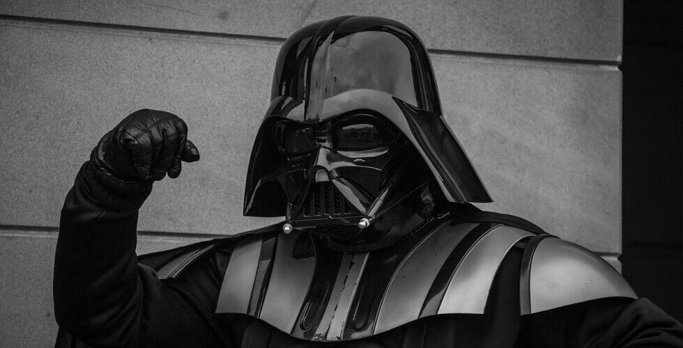 Imagem de uma pessoa vestida de Darth Vader