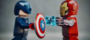 Imagem dos bonecos LEGO do Homem de Ferro e Capitão América