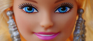 Imagem do rosto de uma boneca Barbie
