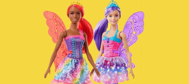 Imagem de duas Barbies com asas