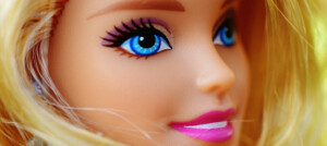 Imagem do rosto da uma boneca Barbie