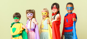 Imagem de um grupo de crianças vestidas de heróis