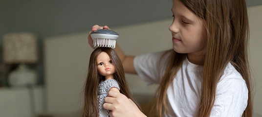menina brincando com bonecas colecionáveis