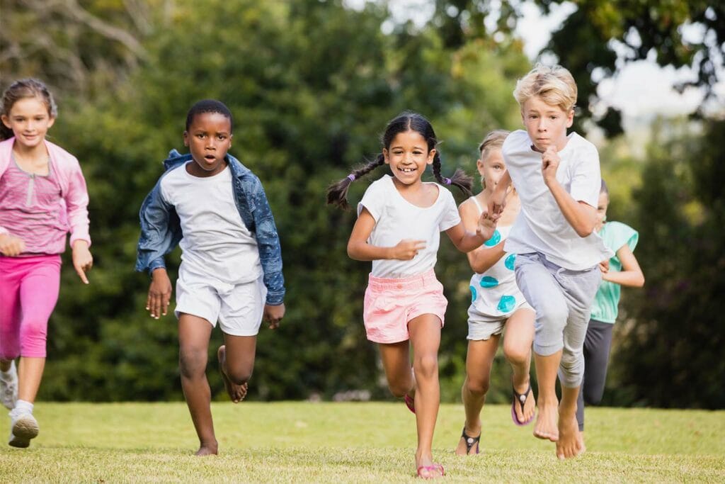 Imagem de um grupo de crianças correndo