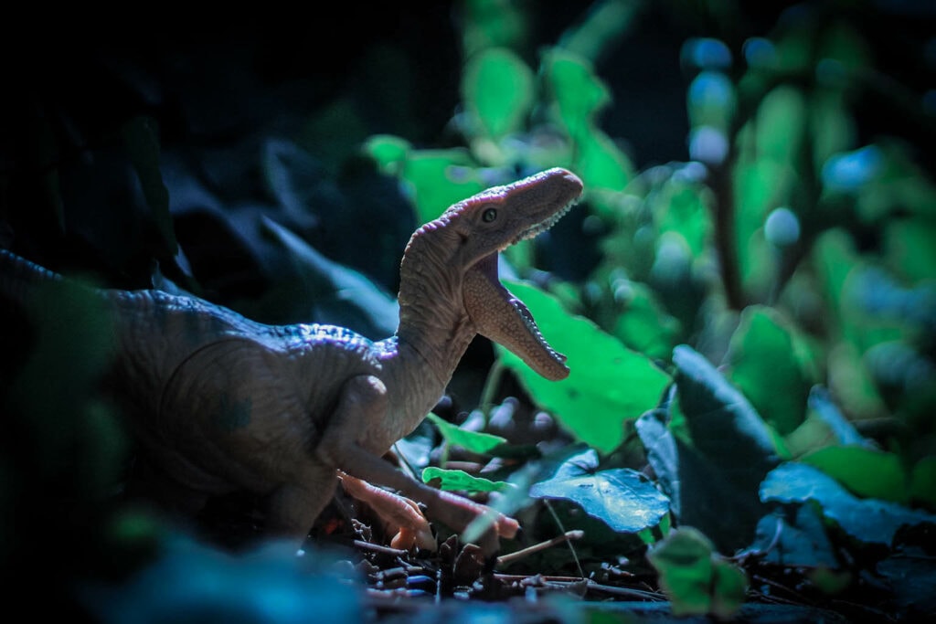 imagem de um brinquedo do velociraptor um dos dinossauros de Jurassic World