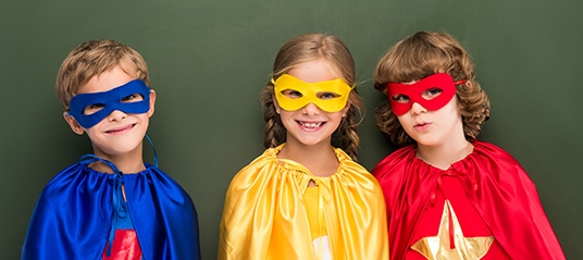 Imagem de crianças vestidas de superheróis