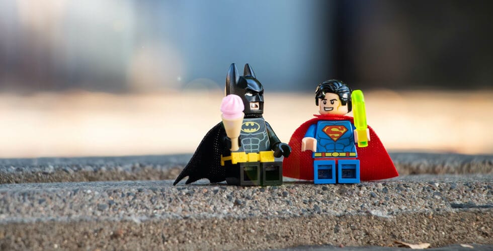 Imagem de bonecos LEGO do Batman e do Superman, heróis da DC Comics