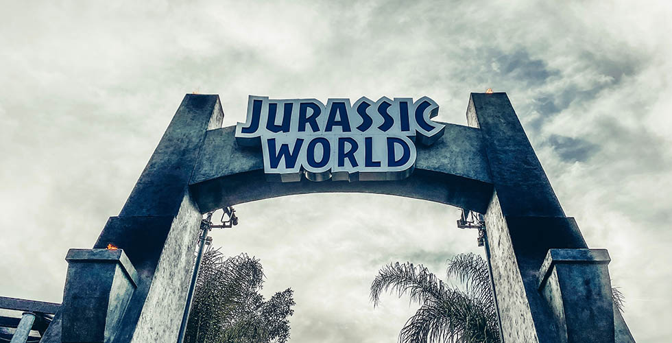 entrada de parque representando o tema sobre dinossauros de Jurassic World
